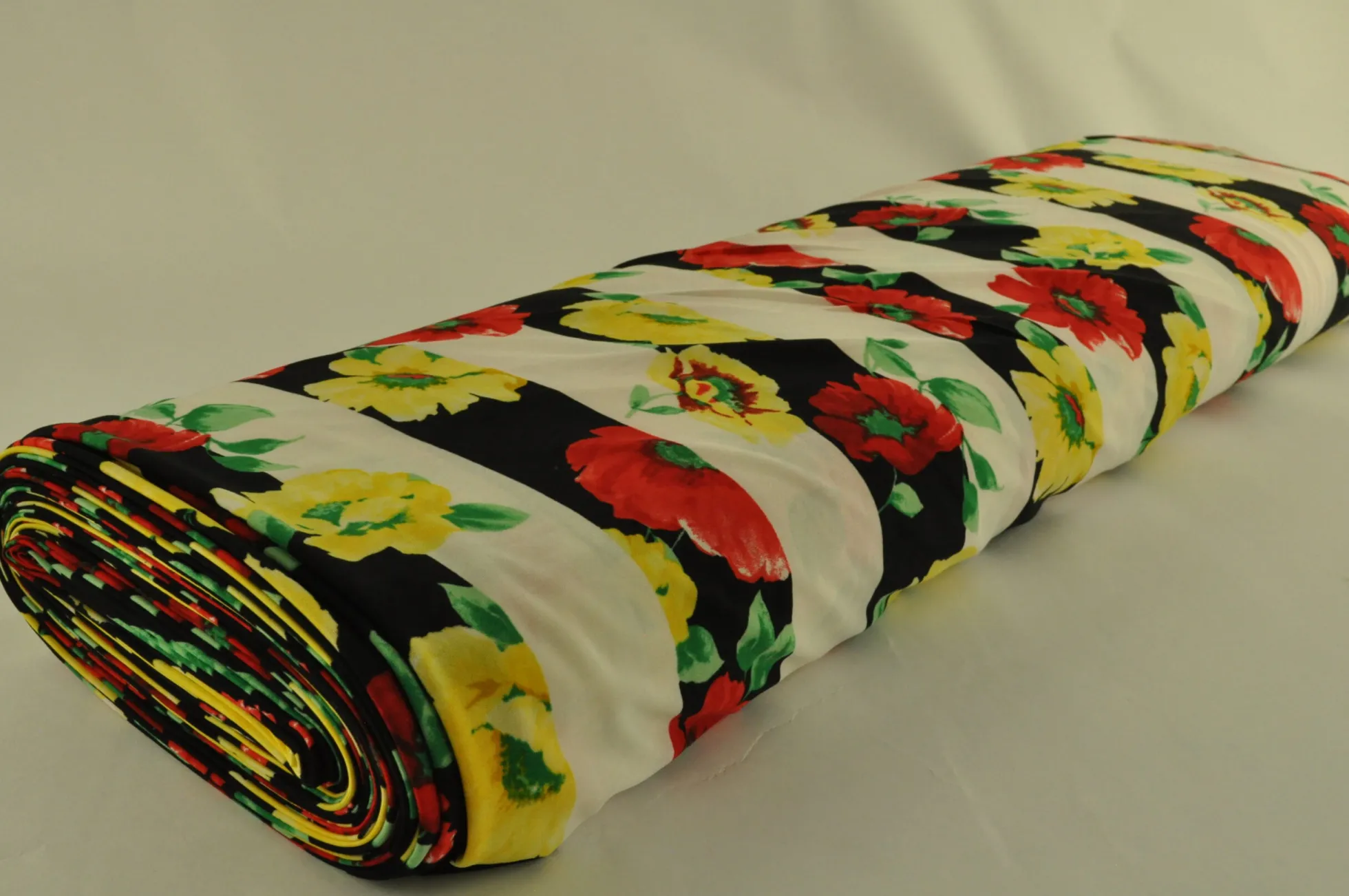 Jersey 4-way stretch – Yellow & red poppy on black stripes
