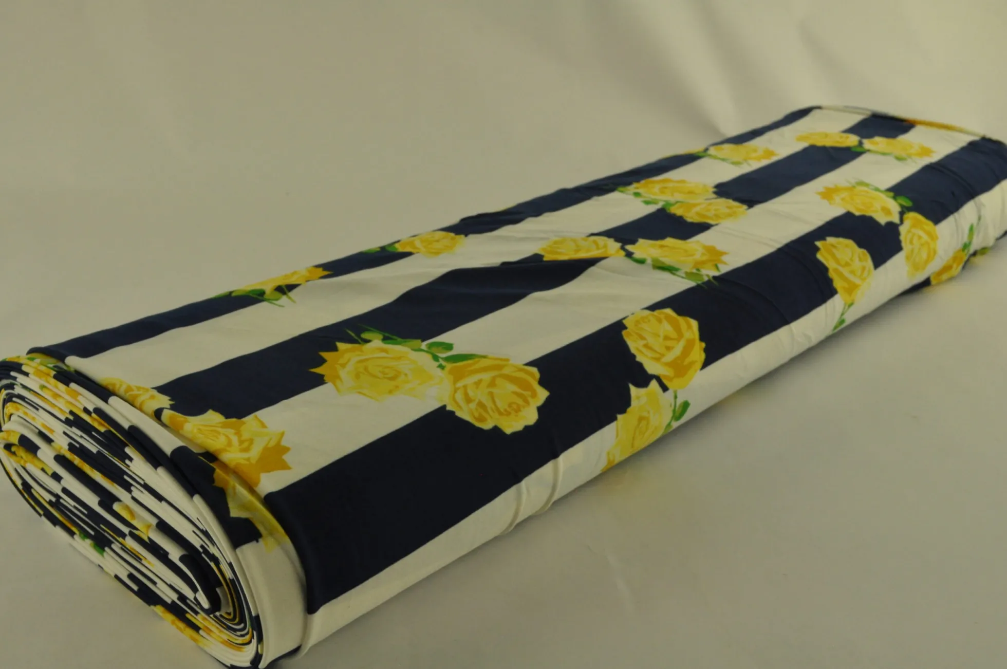 Jersey 4-way stretch – Yellow roses on navy stripes
