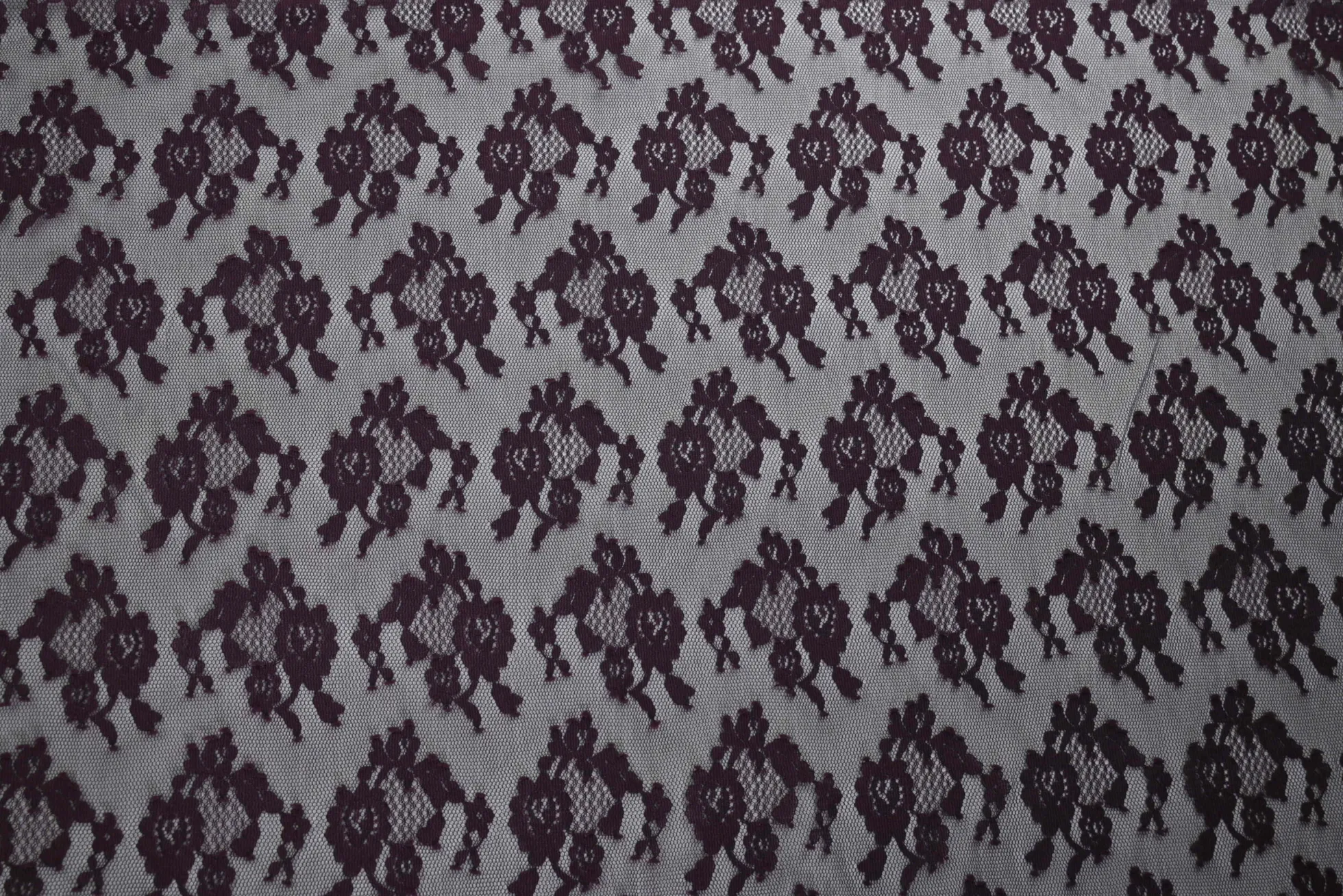 Kant – Aubergine bloemen