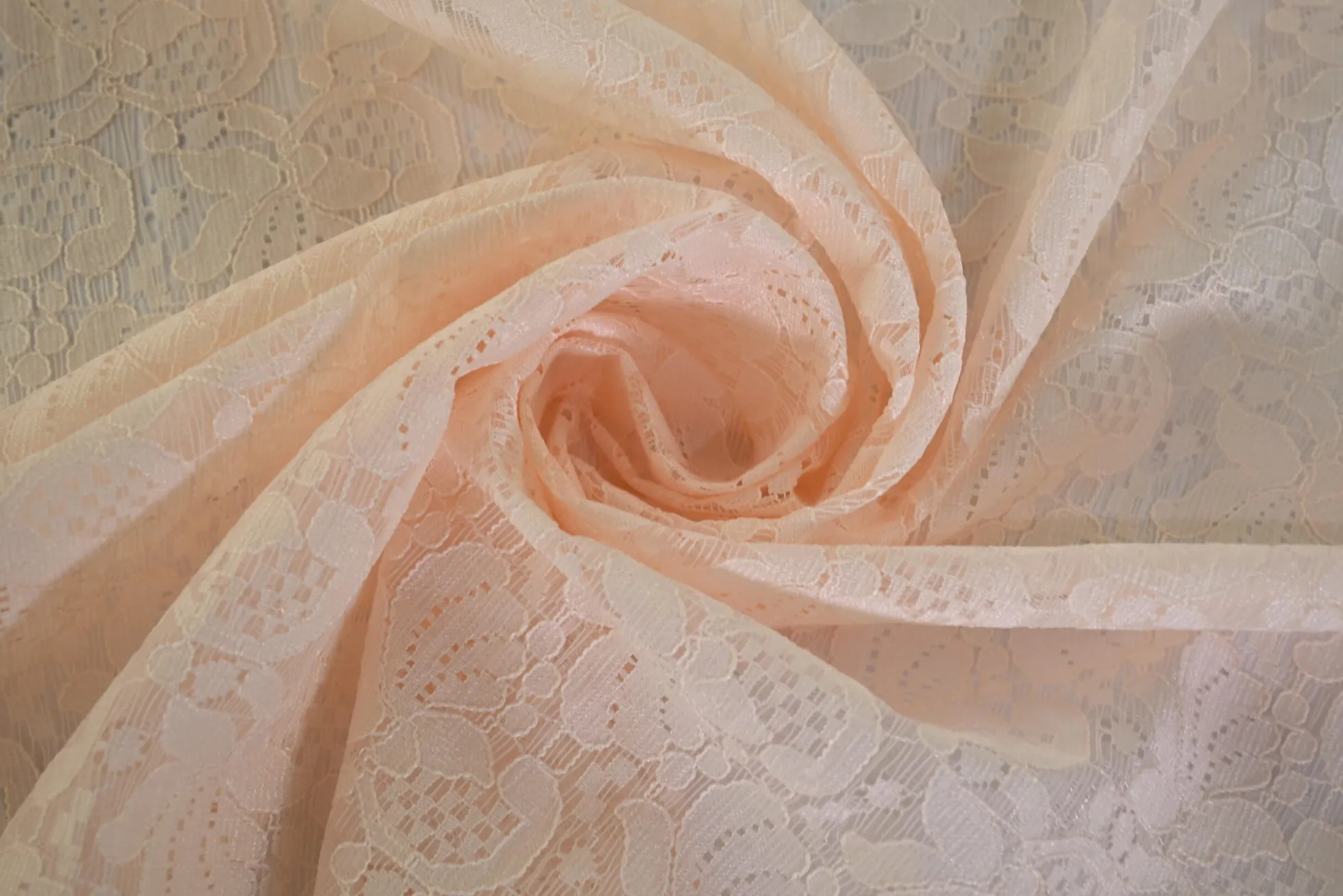 Kant – Lichtzalm paisleybloemen shiny
