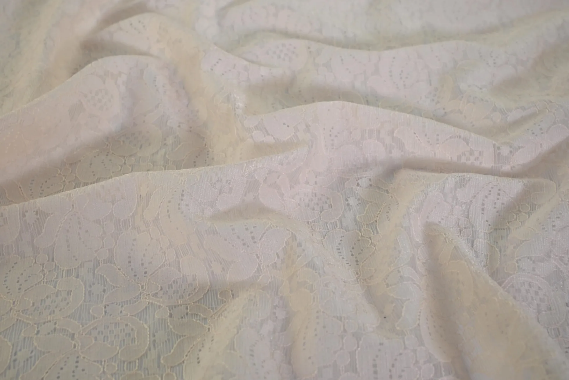 Kant – Lichtzalm paisleybloemen shiny