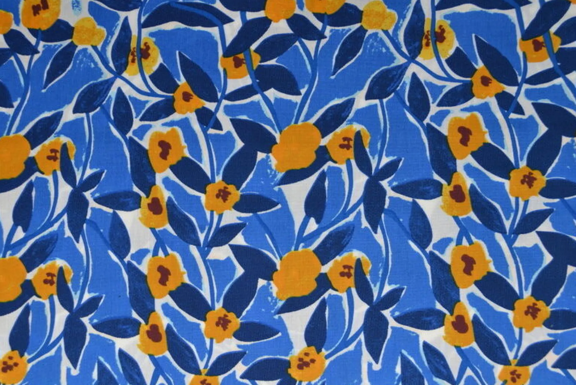 Katoen poplin – Bladeren fantasie blauw en okergeel
