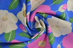 Katoen poplin – Bloem en bladeren blauw en roze