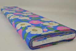 Katoen poplin – Bloem en bladeren blauw en roze