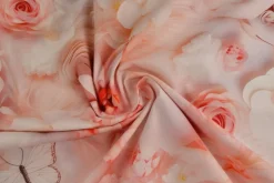 Katoen poplin digitaal – Roses & butterflies salmon