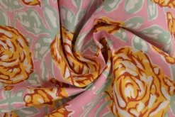 Katoen poplin – Grote bloem okergeel op roze