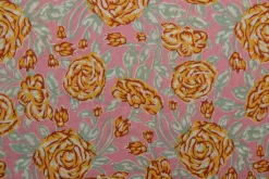 Katoen poplin – Grote bloem okergeel op roze