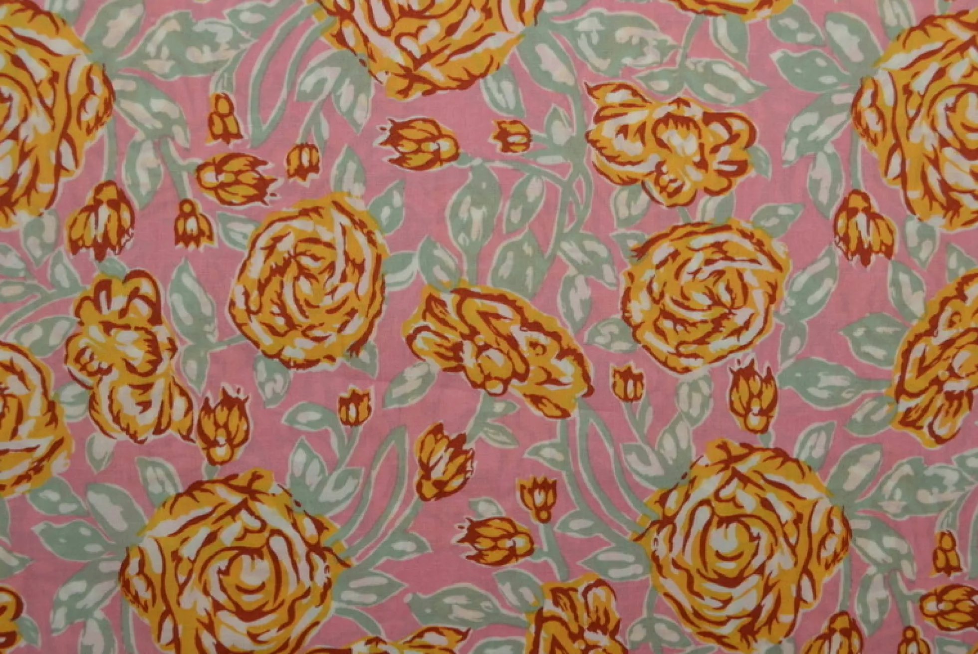 Katoen poplin – Grote bloem okergeel op roze
