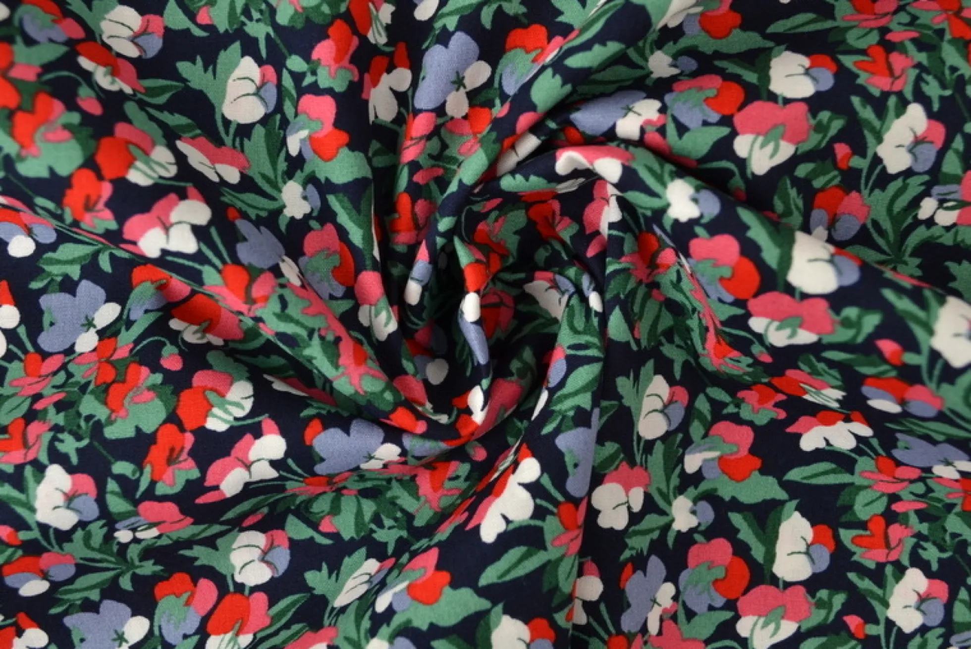 Katoen poplin – Kleurrijke bloemenbos groen en rood op zwart