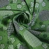 Katoen poplin – Lichtgroen bloemen en stippen