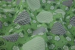 Katoen poplin – Lichtgroen bloemen en stippen