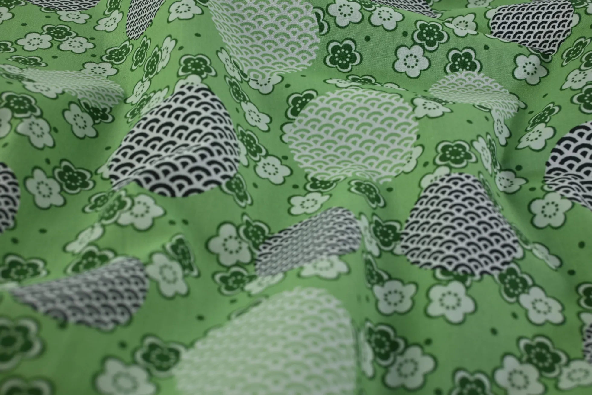 Katoen poplin – Lichtgroen bloemen en stippen