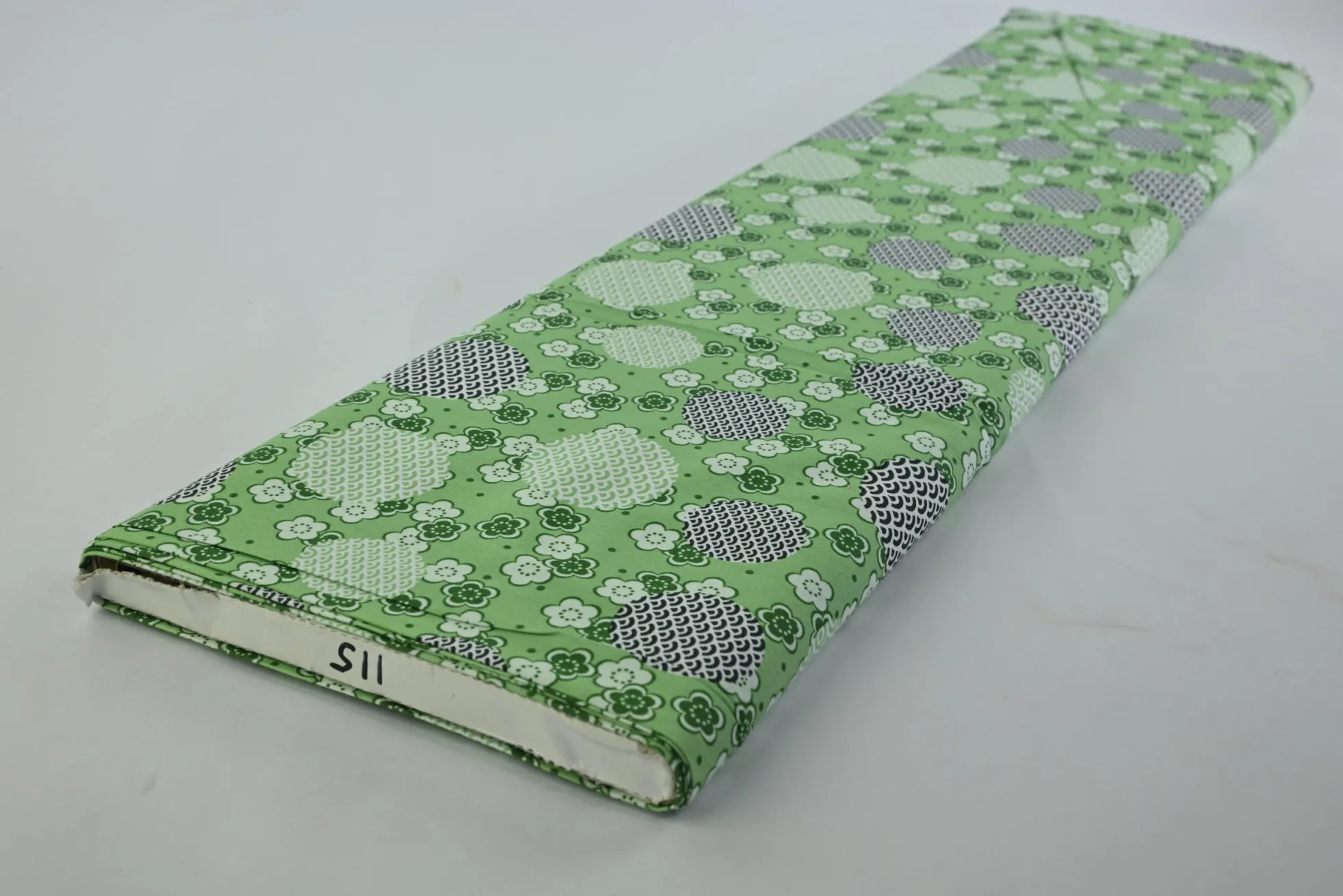 Katoen poplin – Lichtgroen bloemen en stippen