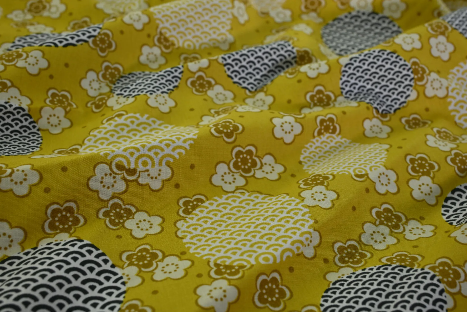 Katoen poplin – Oker bloemen en stippen