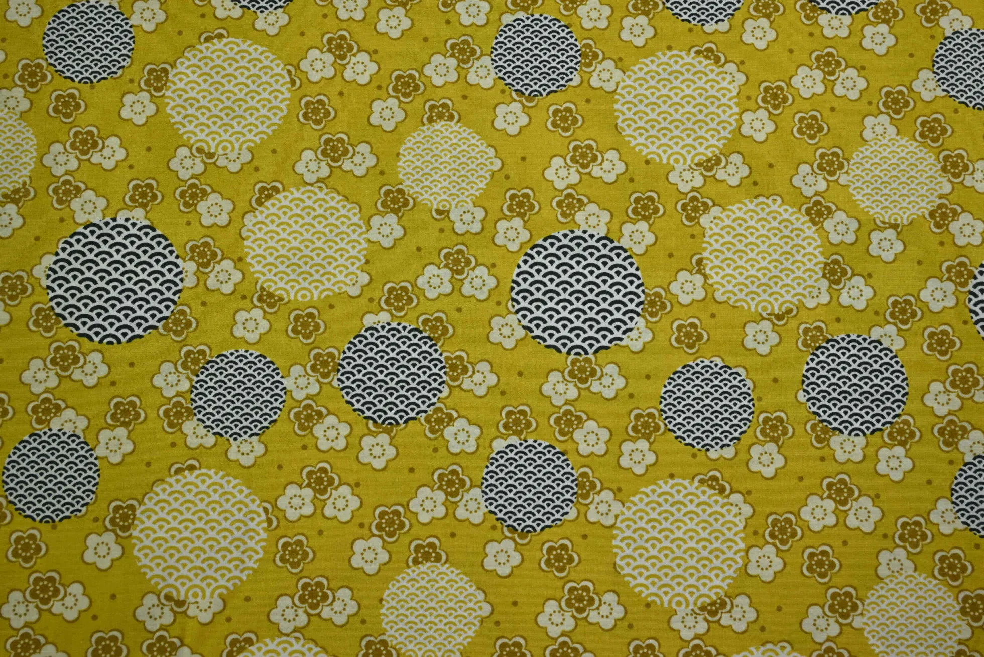 Katoen poplin – Oker bloemen en stippen