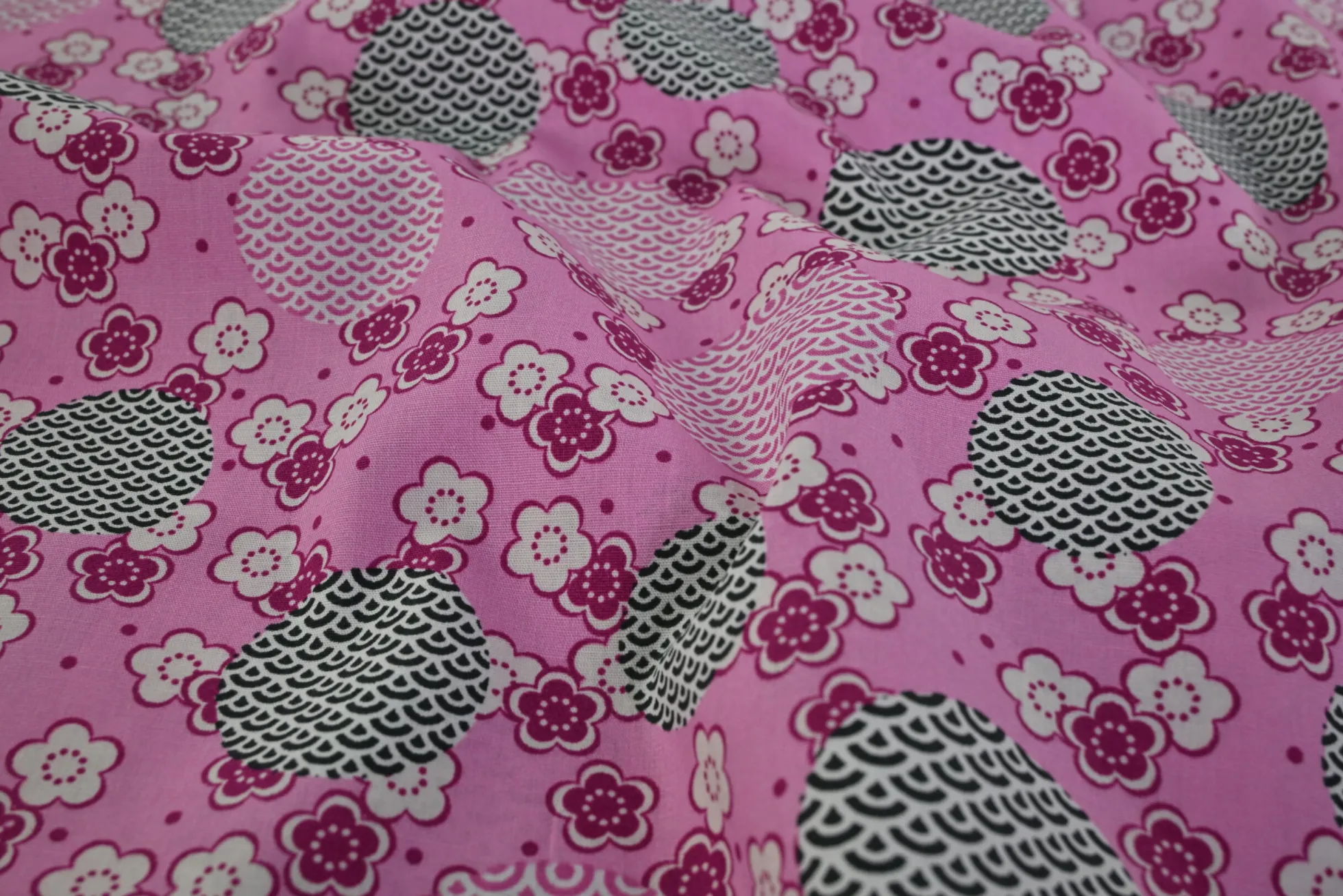Katoen poplin – Roze bloemen en stippen