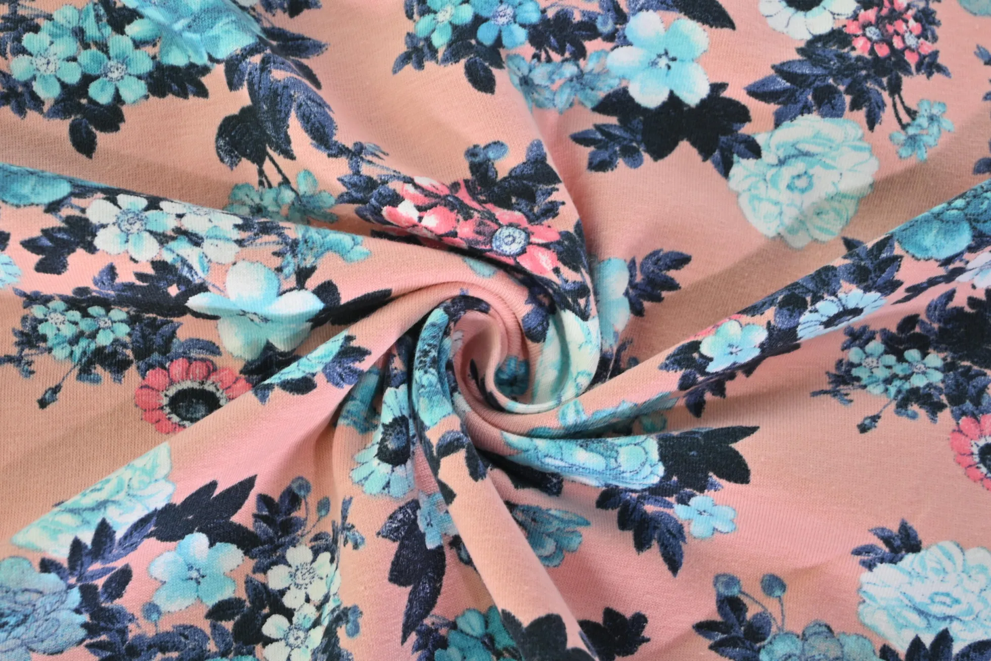 Katoen tricot – Blue and coral flowers on salmon