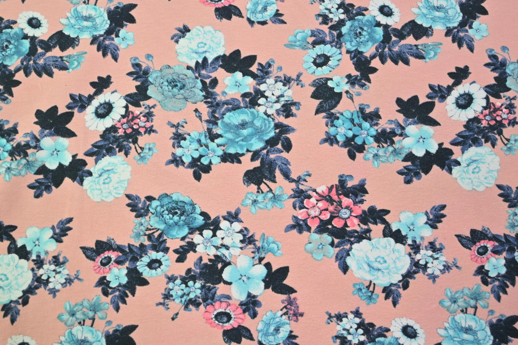 Katoen tricot – Blue and coral flowers on salmon