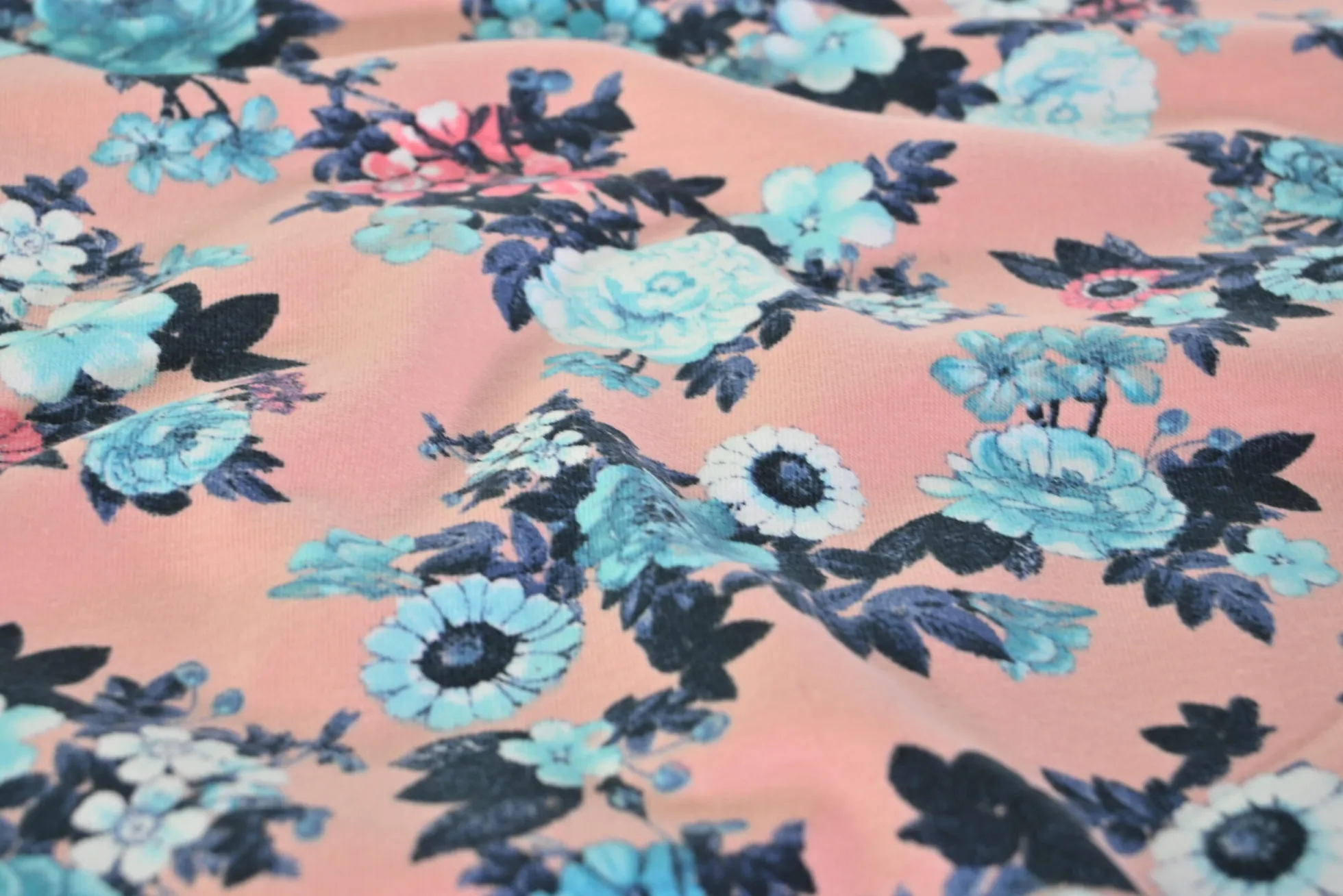 Katoen tricot – Blue and coral flowers on salmon