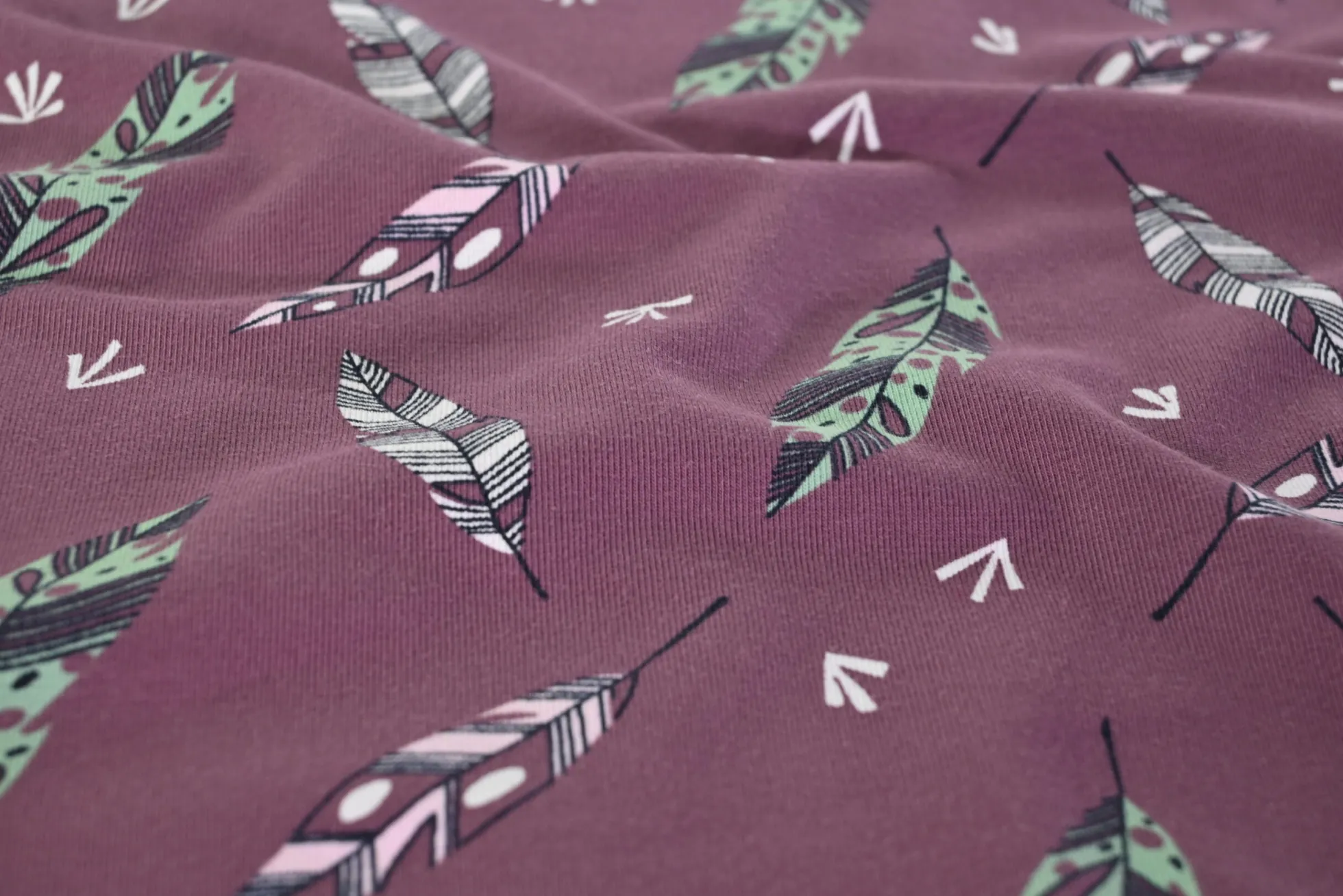 Katoen tricot – Feathers on aubergine