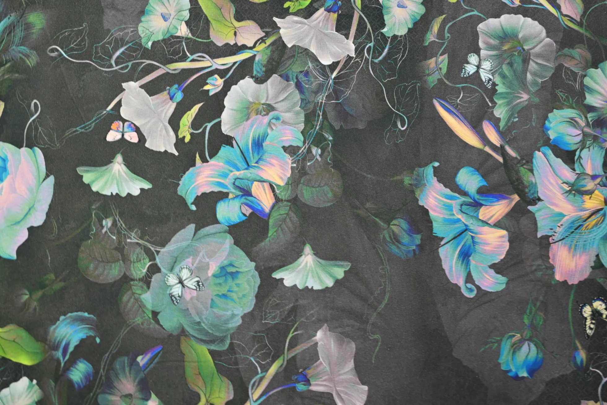 Katoen tricot – Iridescent Blue Bloom Black