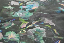 Katoen tricot – Iridescent Blue Bloom Black
