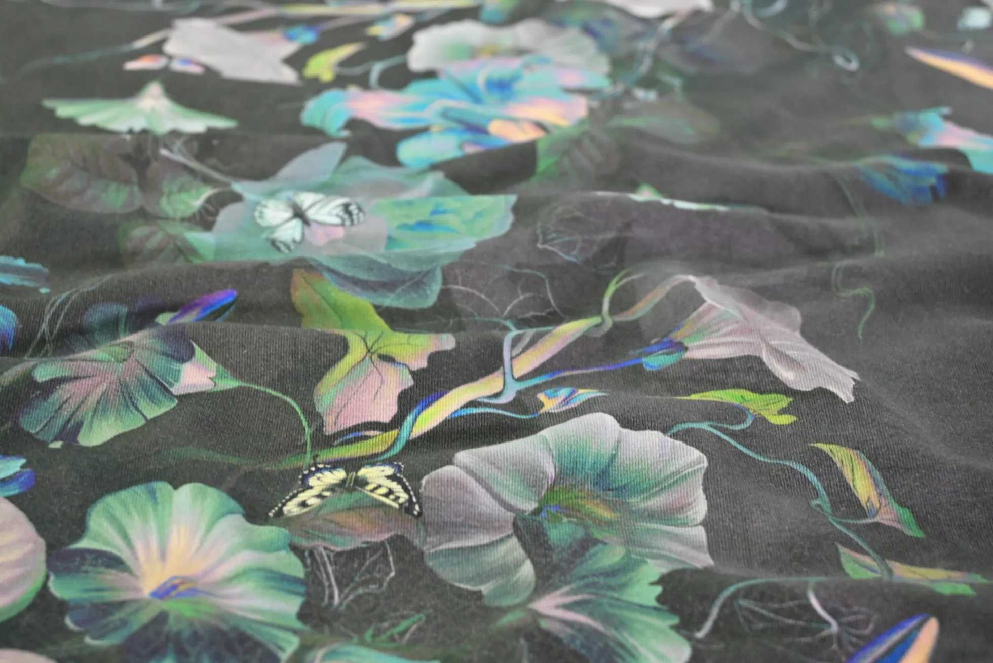 Katoen tricot – Iridescent Blue Bloom Black