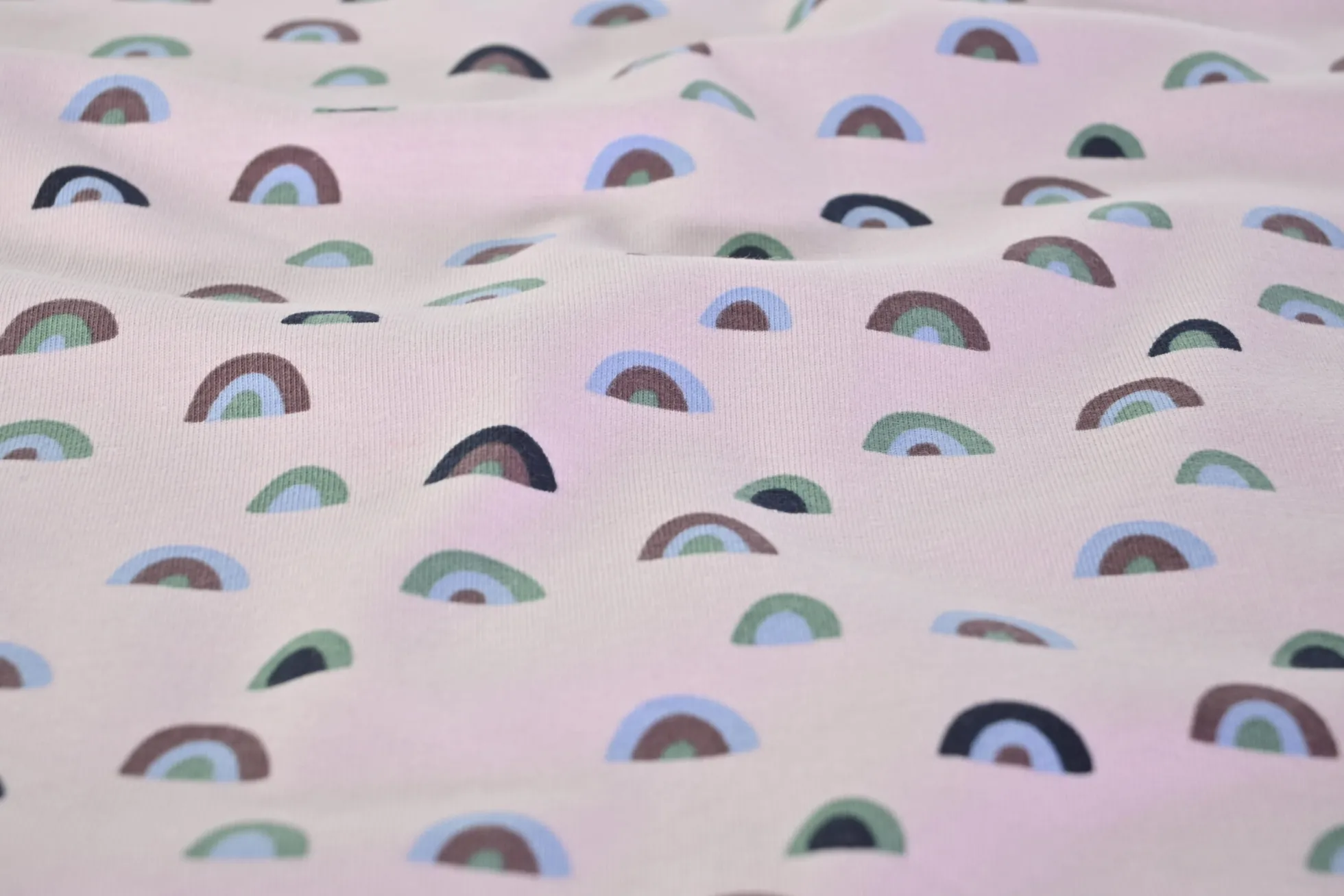 Katoen tricot – Rainbow on dusty pink