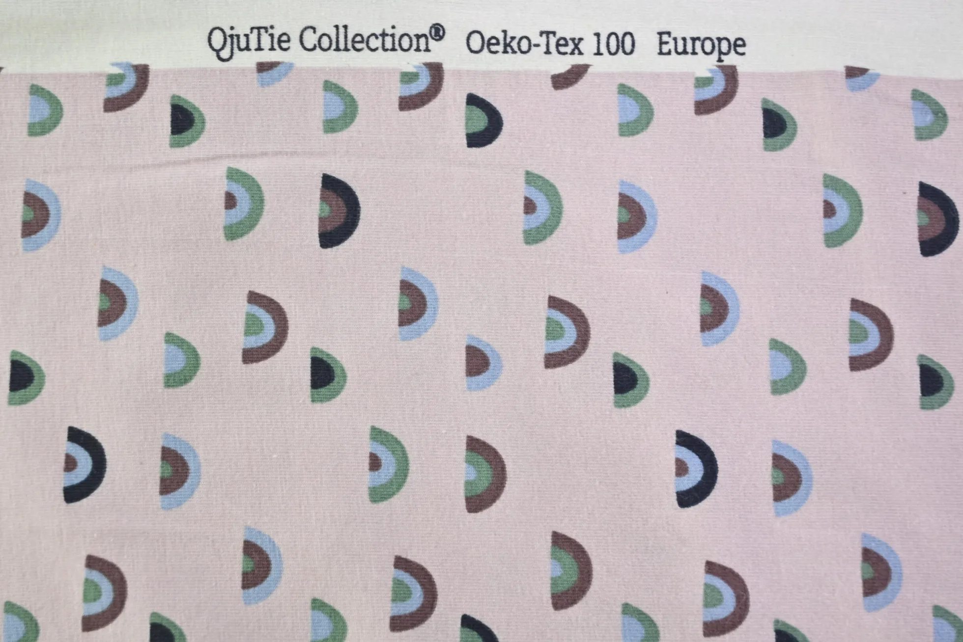 Katoen tricot – Rainbow on dusty pink