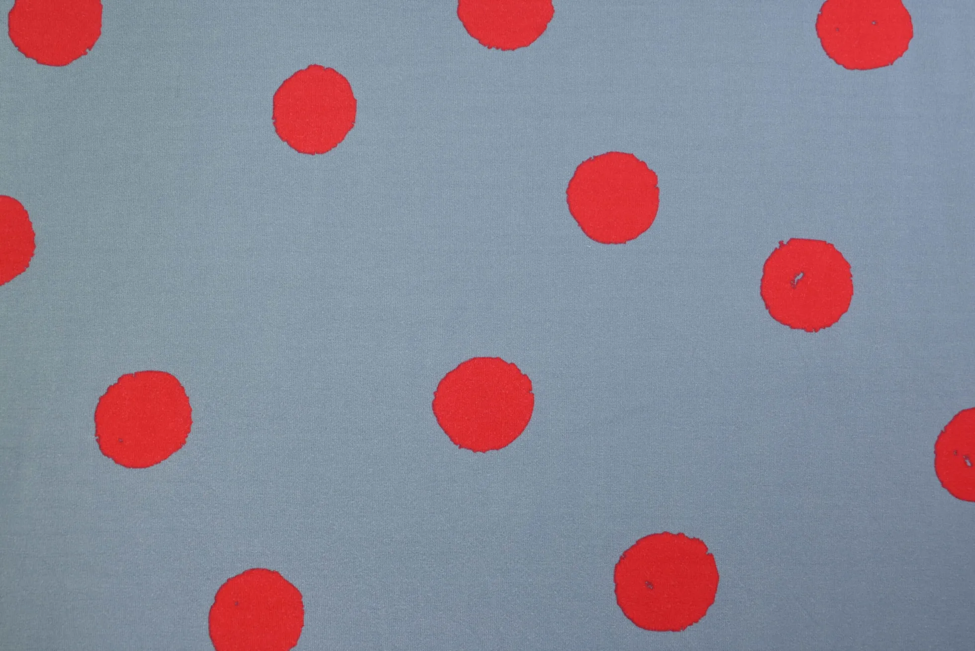 Katoen tricot – Red inkdots on jeansblue