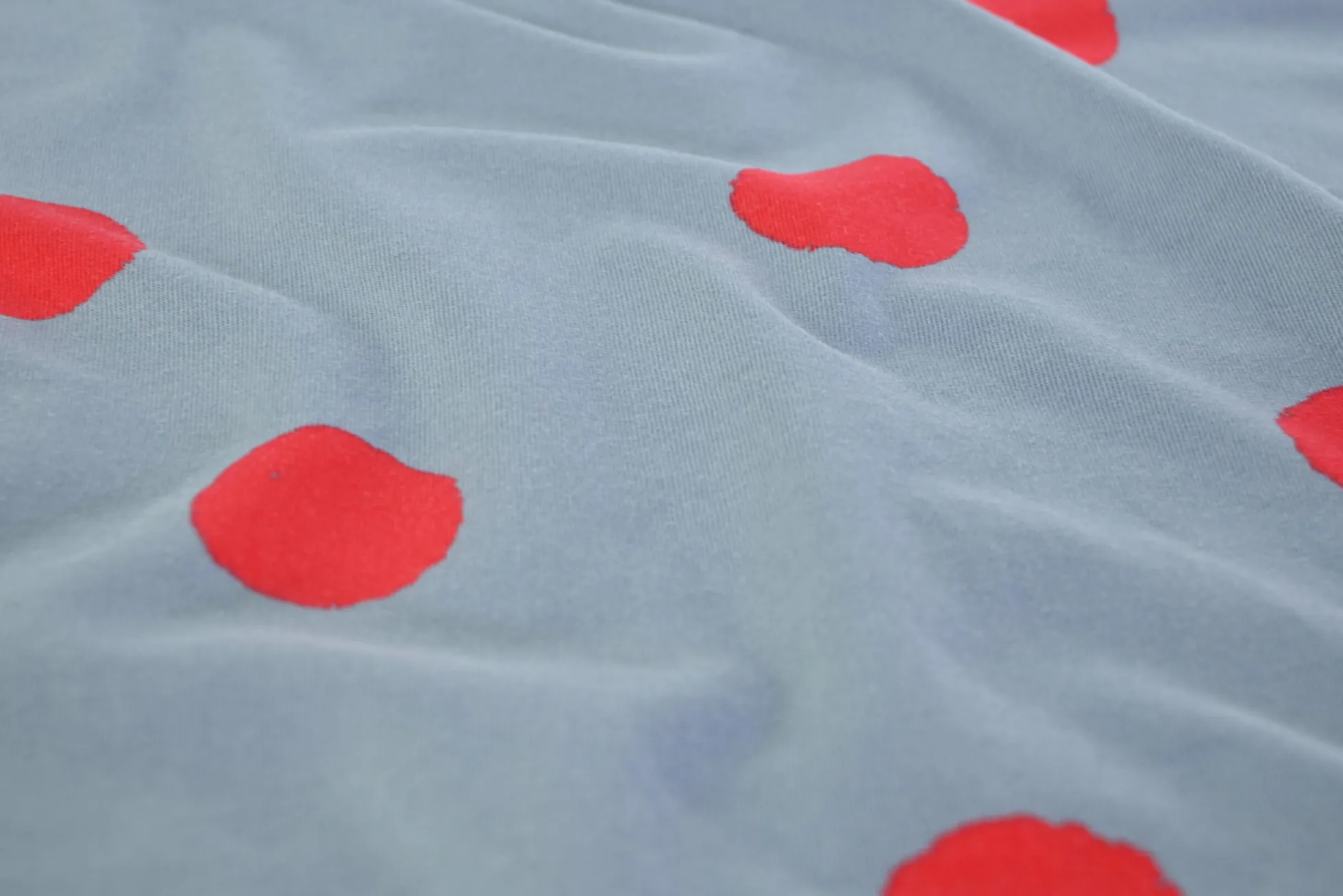 Katoen tricot – Red inkdots on jeansblue