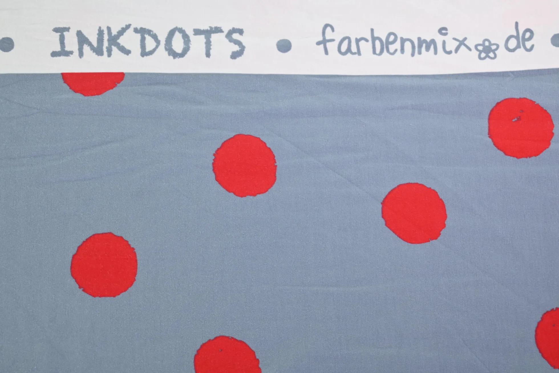 Katoen tricot – Red inkdots on jeansblue