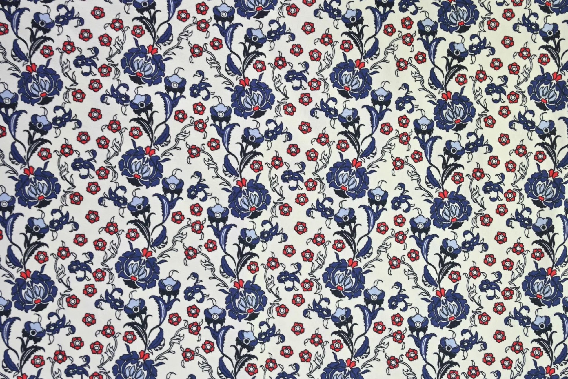 Katoen tricot – Royal Blue Red Floral Vine