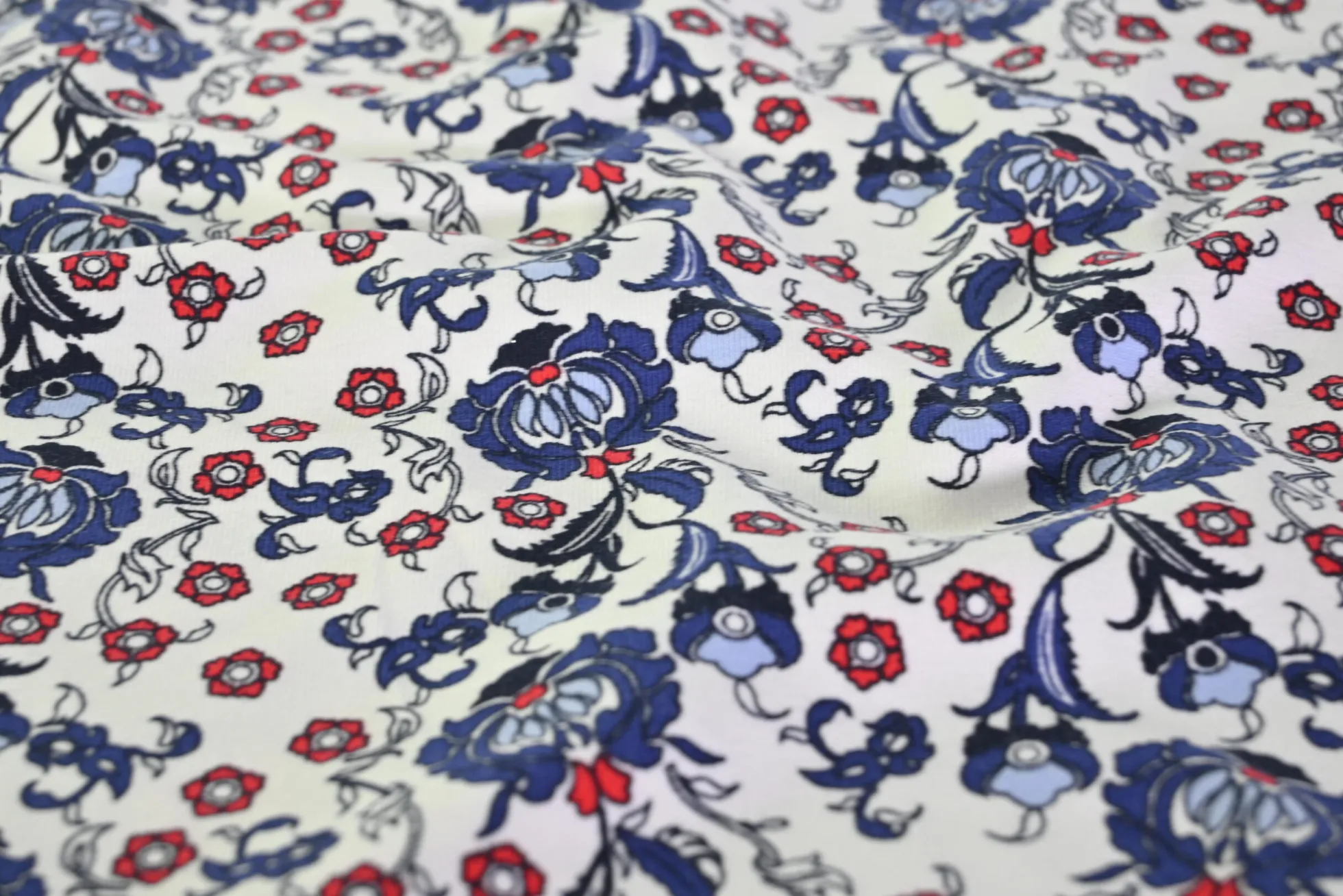 Katoen tricot – Royal Blue Red Floral Vine