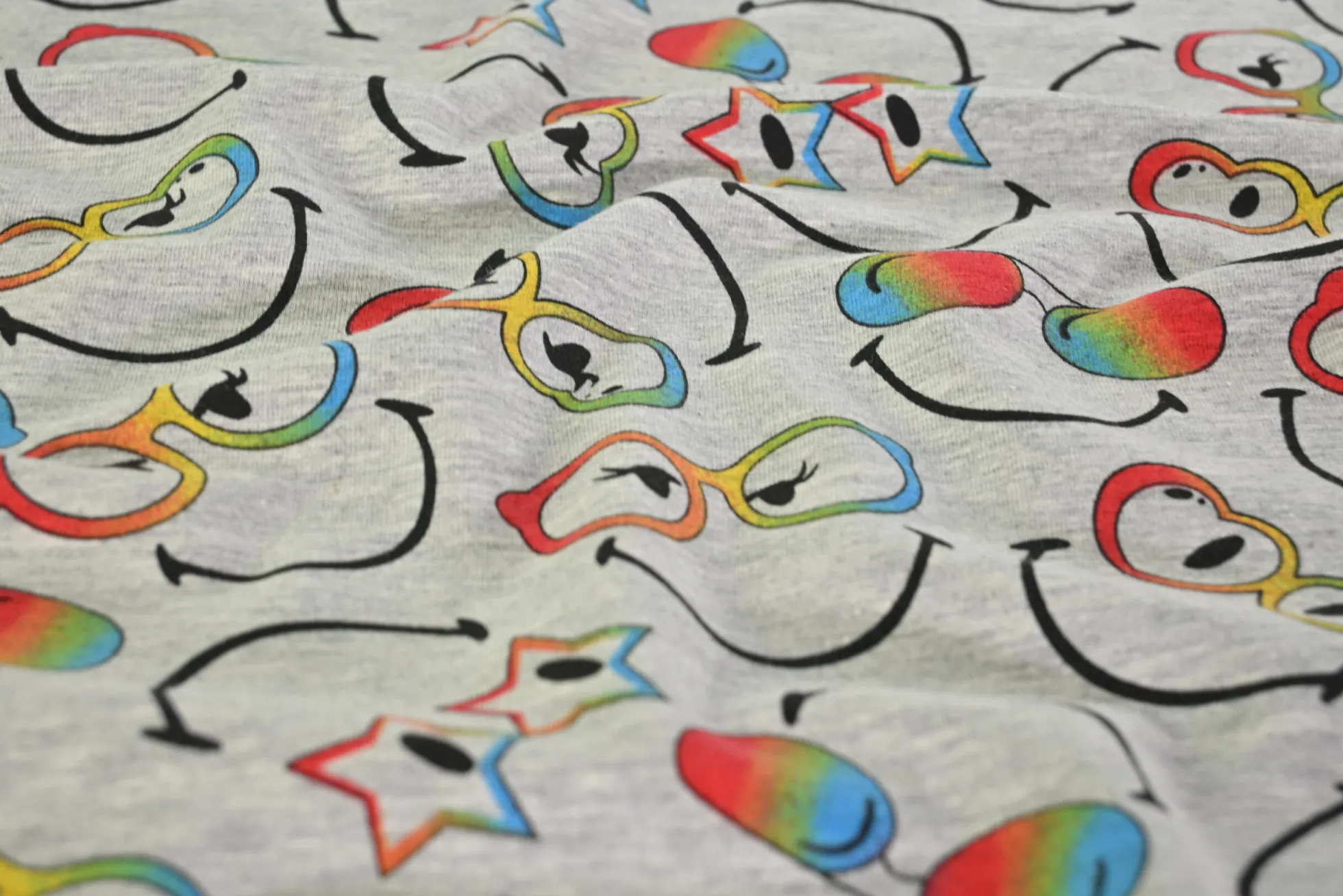 Katoen tricot – Smiley with rainbow glasses on grey