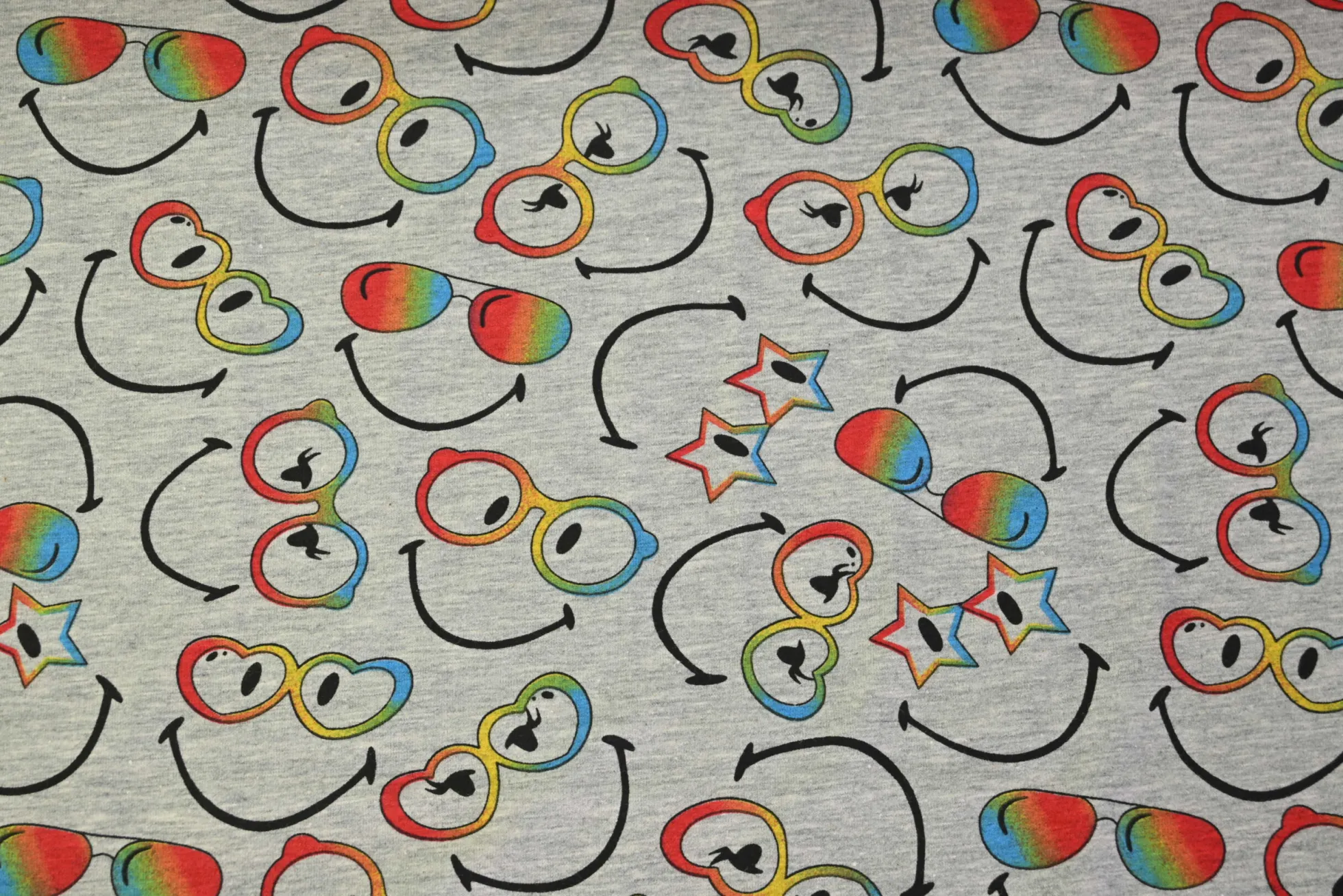 Katoen tricot – Smiley with rainbow glasses on grey