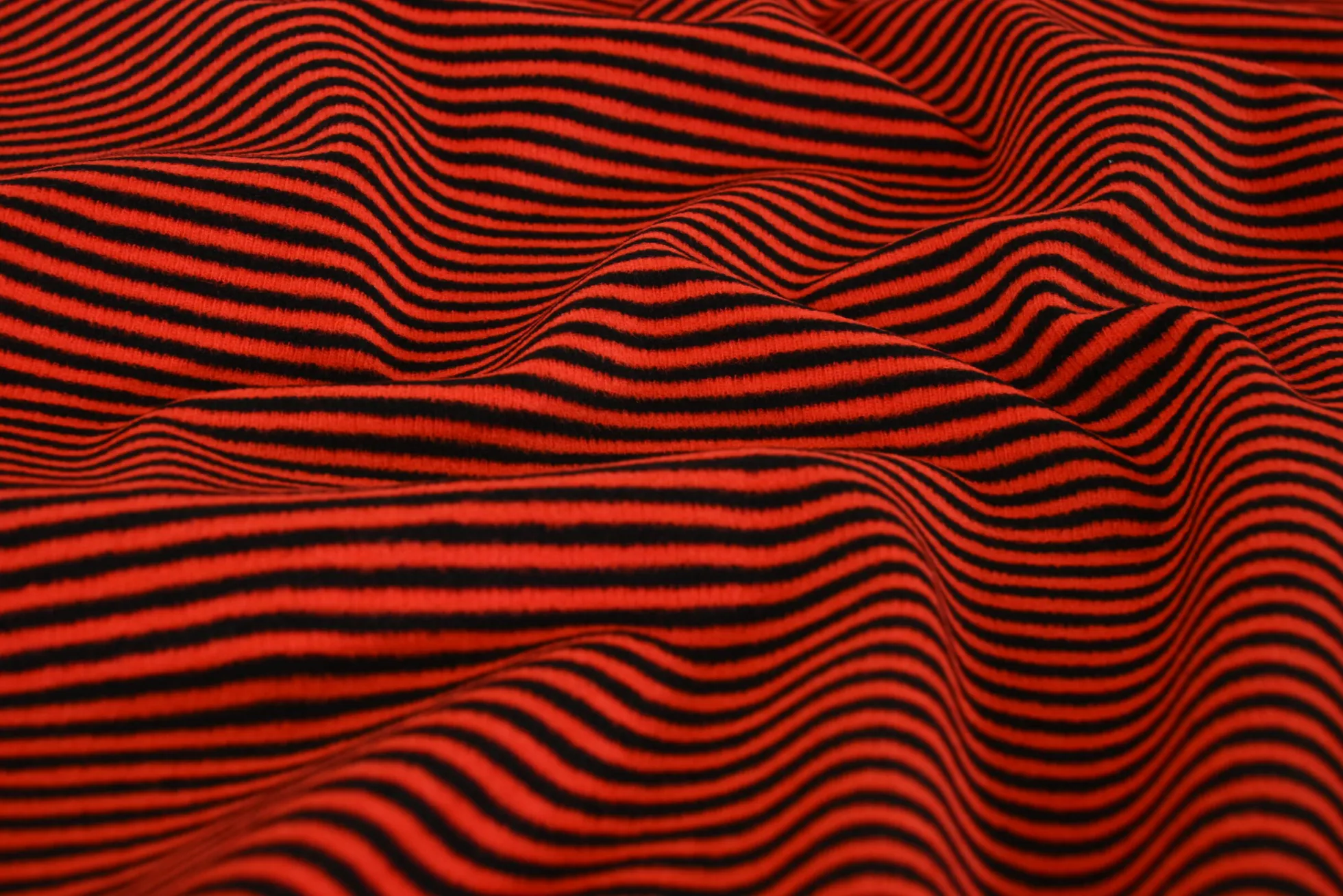 Katoen tricot soft touch – Red & black stripes
