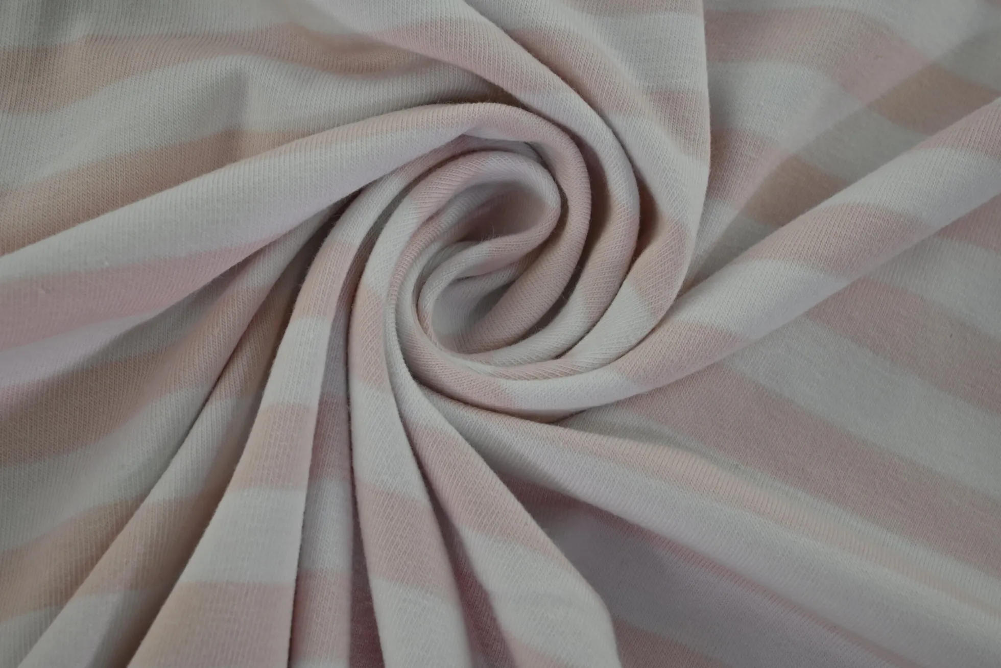 Katoen tricot – Wit met licht zalm gestreept