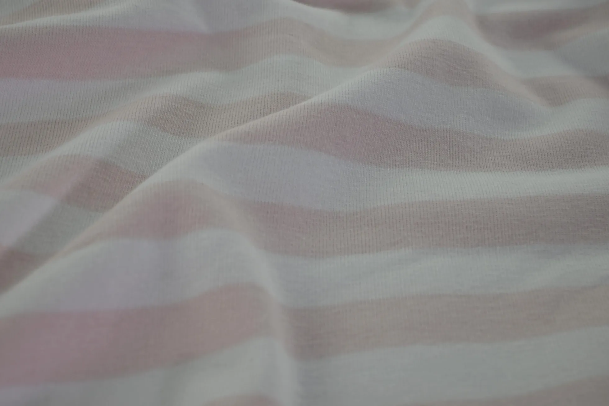 Katoen tricot – Wit met licht zalm gestreept