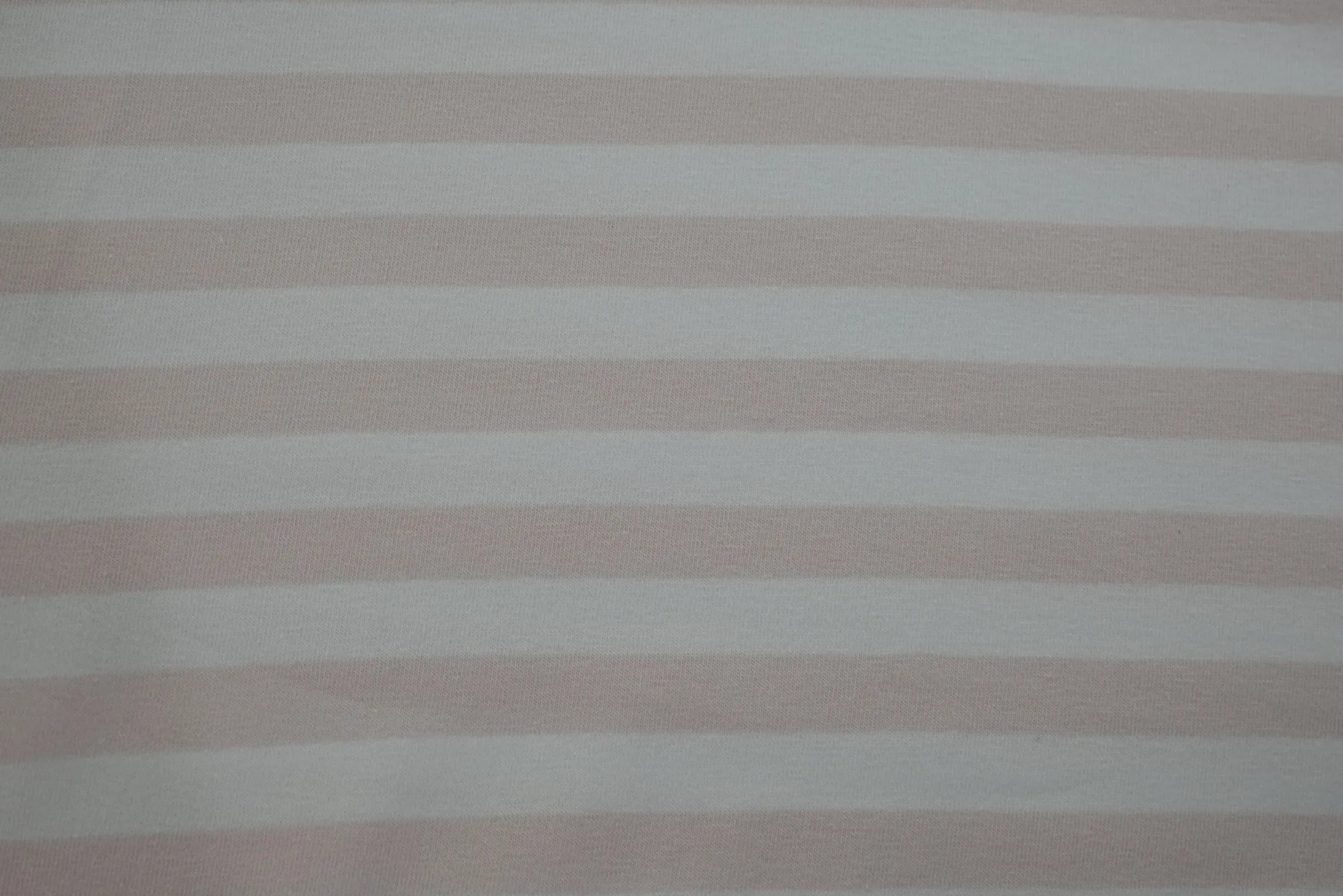 Katoen tricot – Wit met licht zalm gestreept