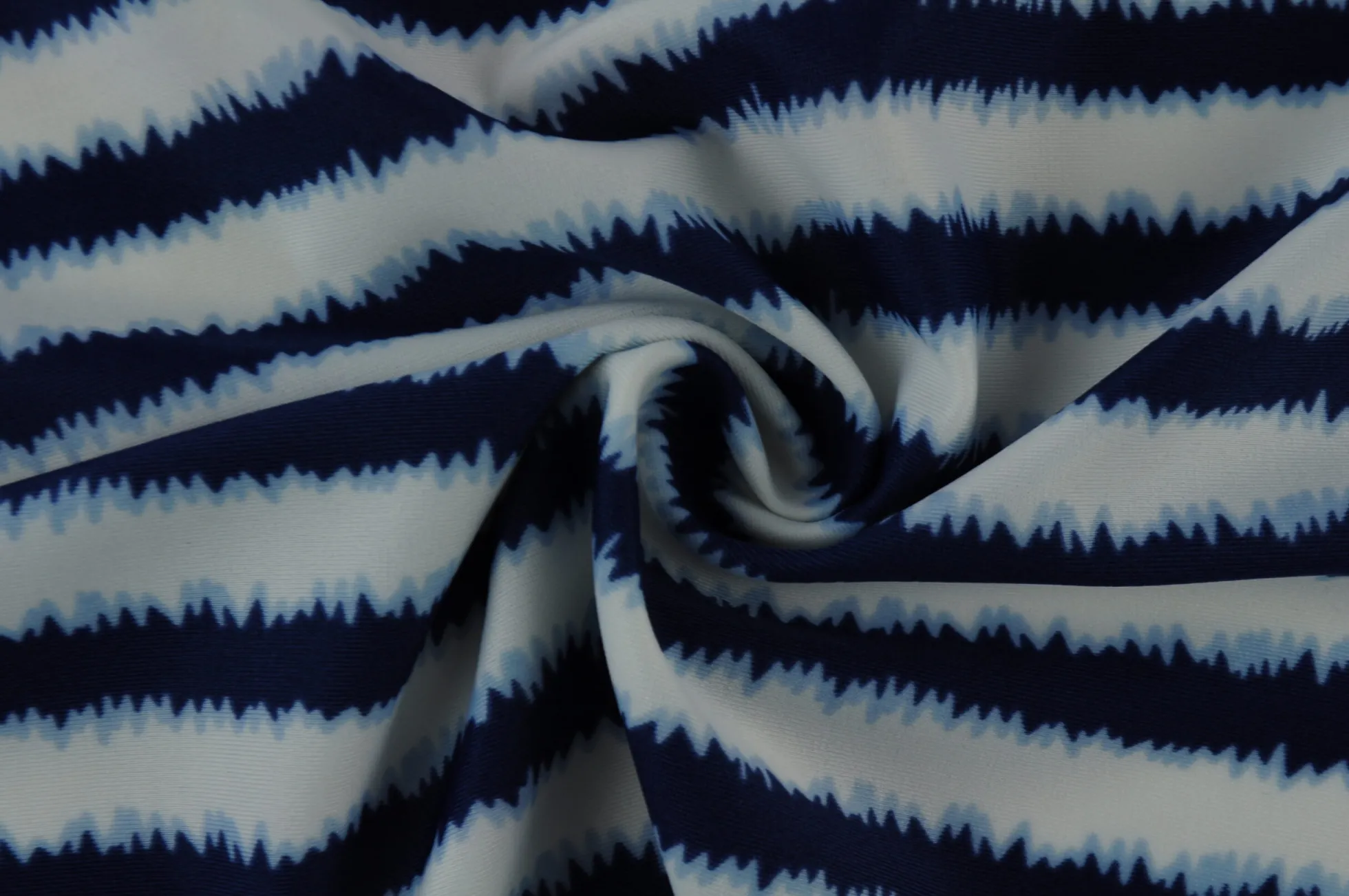 Lycra – Wavy lines navy