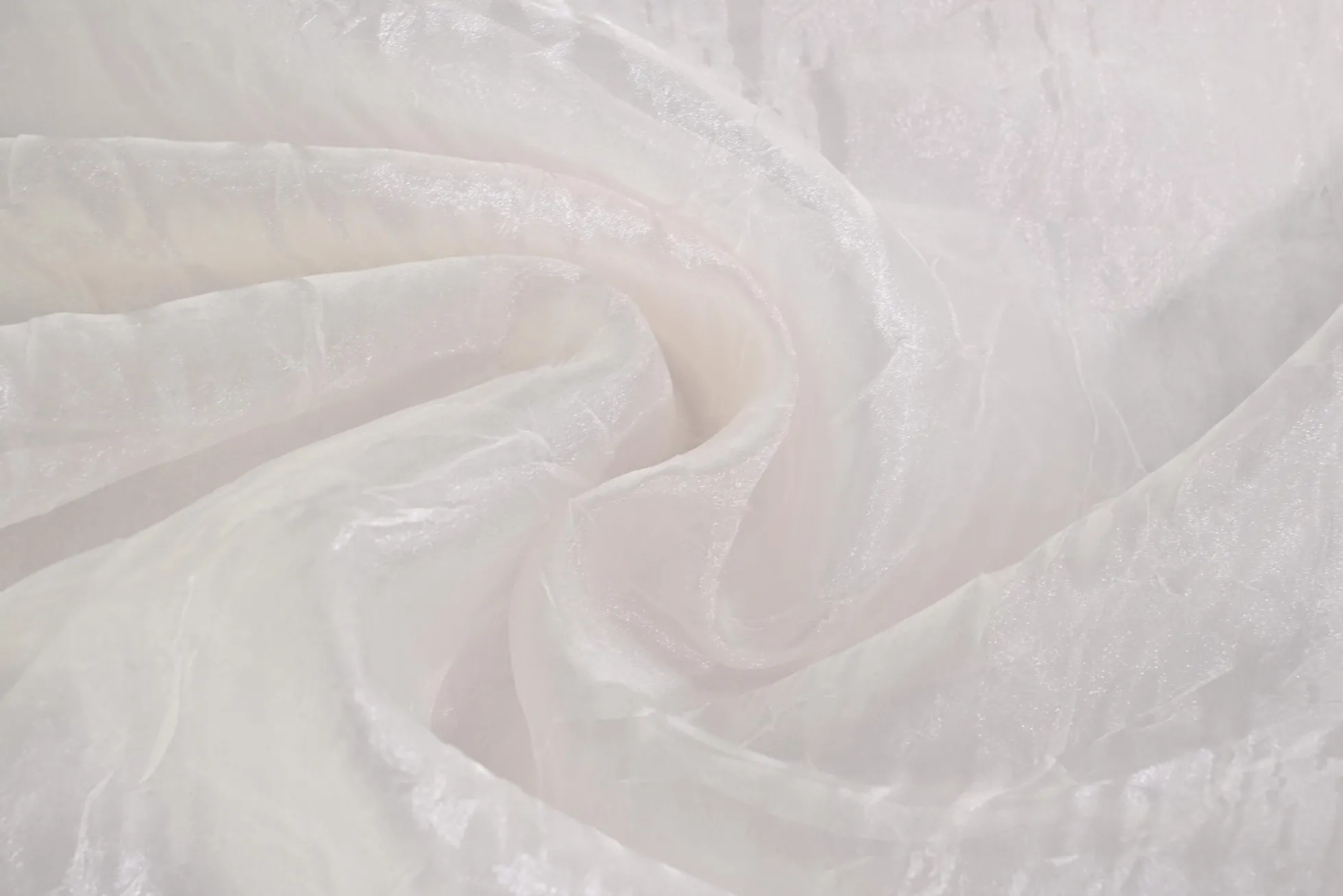 Organza crinkle – Gebroken wit met babyroze gloed