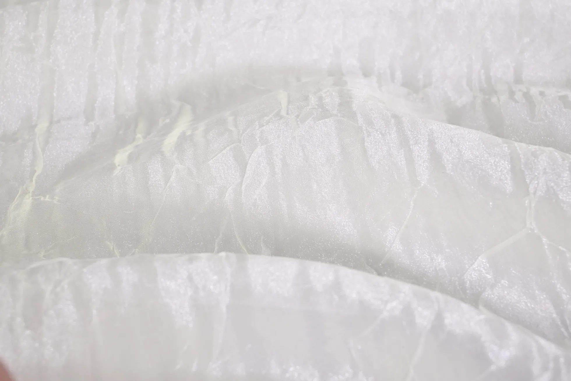 Organza crinkle – Gebroken wit met babyroze gloed