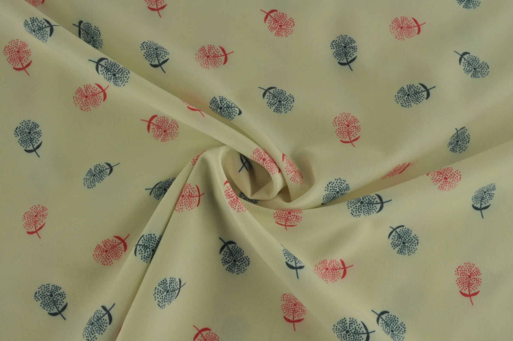 Pantalonstof – Off white with blue & pink flowers