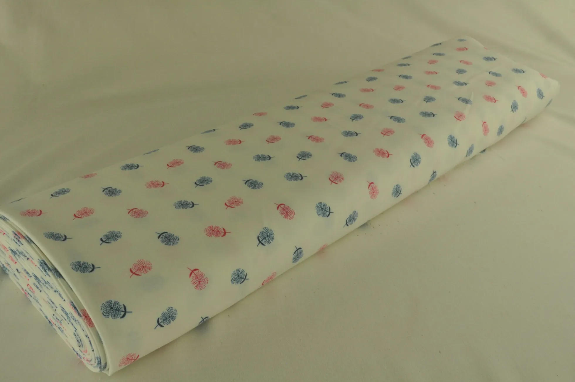 Pantalonstof – Off white with blue & pink flowers