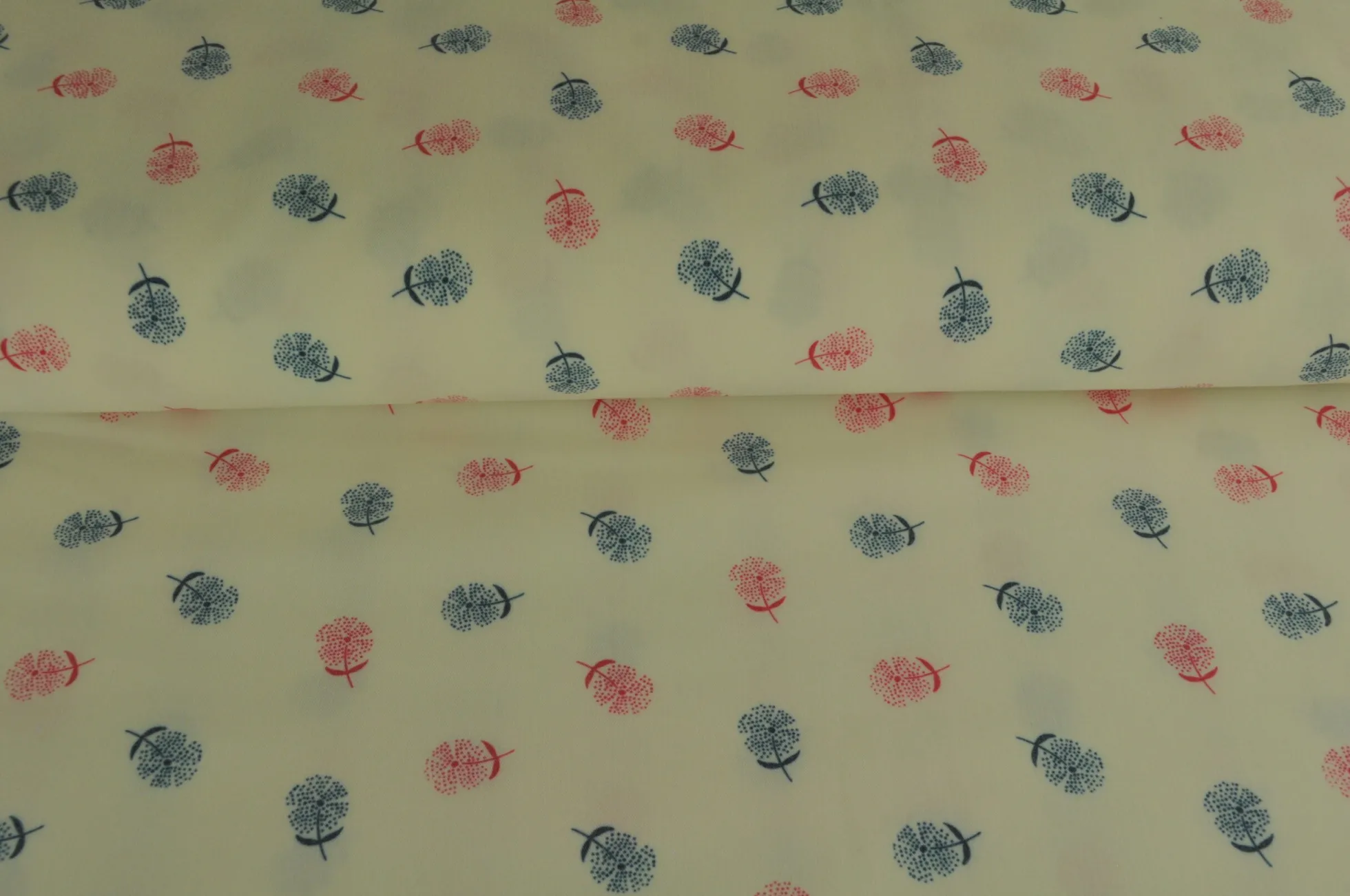 Pantalonstof – Off white with blue & pink flowers