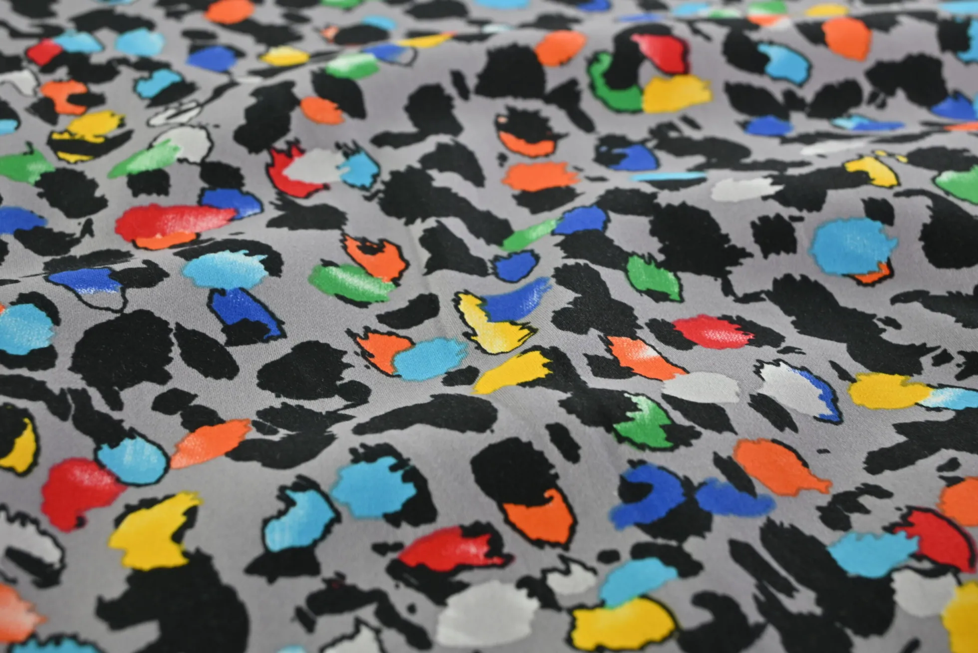 Stretch katoen – Colorful leopard on grey