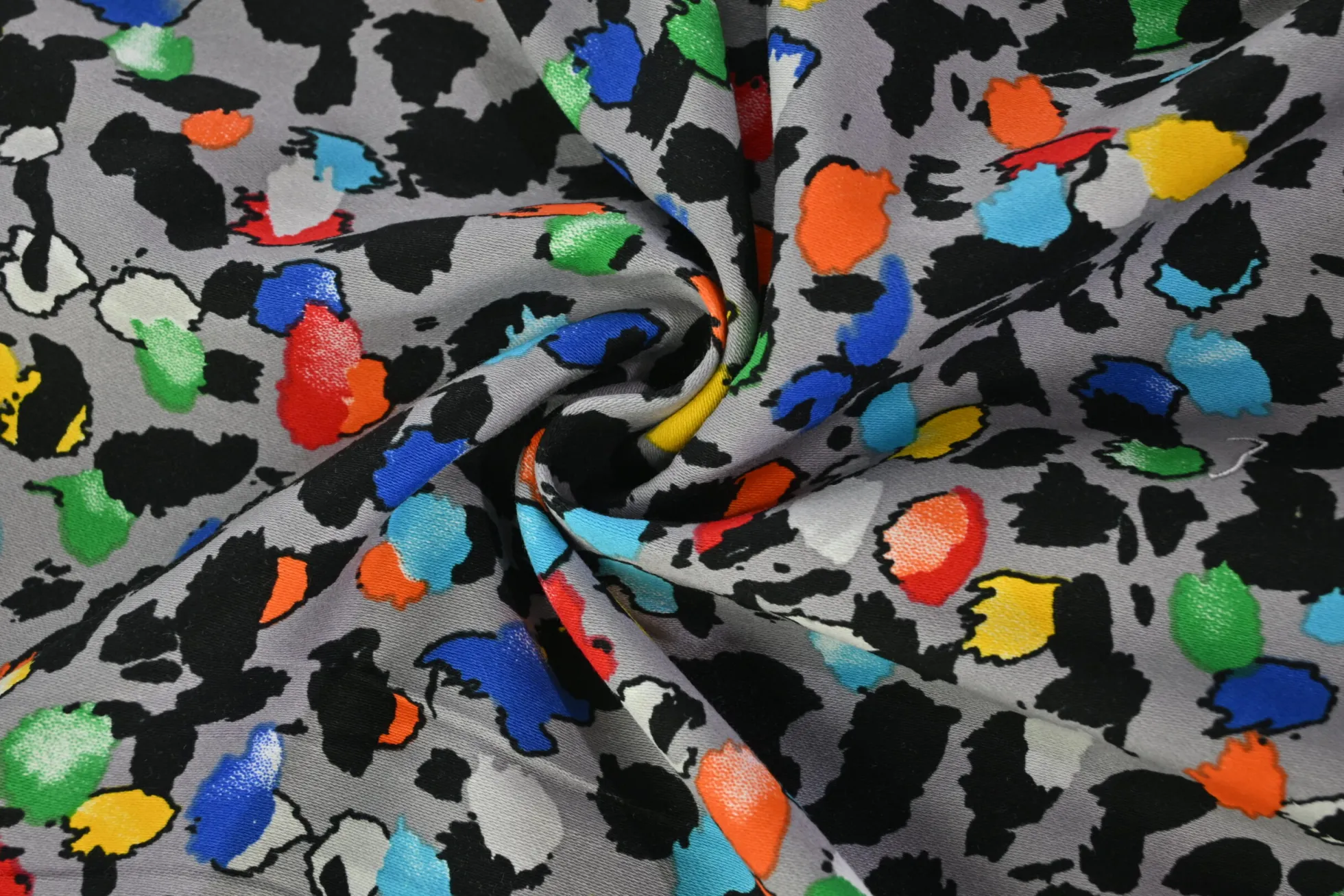 Stretch katoen – Colorful leopard on grey