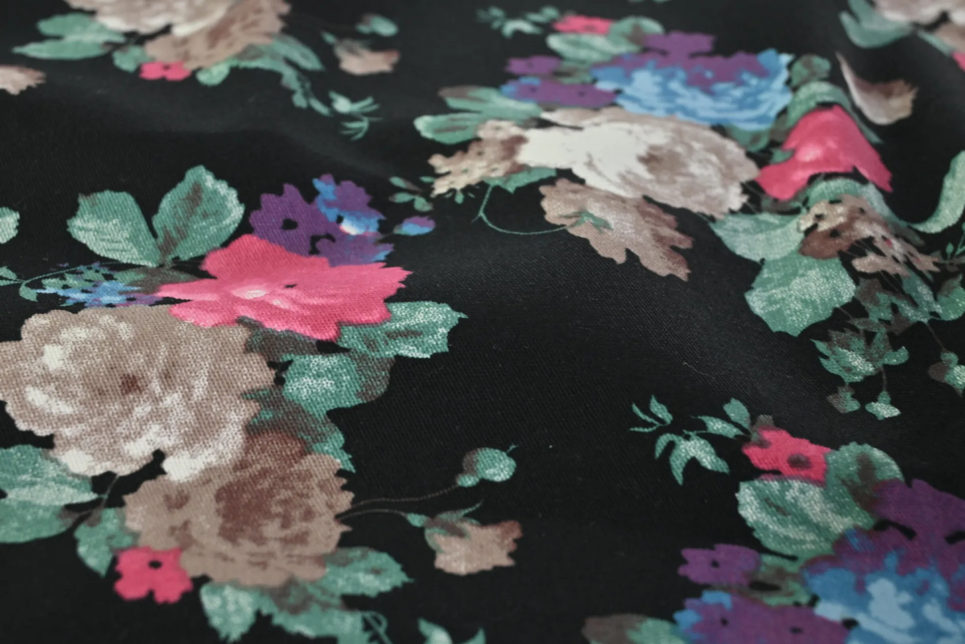 Stretch katoen – Colorful poppy on black