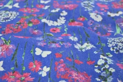 Stretch katoen – Poppy on blue denim
